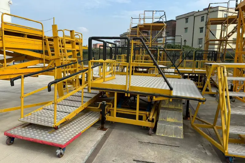 Custom aircraft docking installation featuring a height-adjustable cargo bay access platform with strict safety railings and anti-slip grating.
